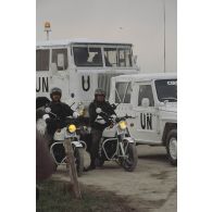 Deux motards, une Peugeot P4 et une dépanneuse TBU-15 CLD en tête d'un convoi de véhicules aux couleurs de l'ONU lors d'une démonstration à la presse avant le départ pour la FORPRONU.