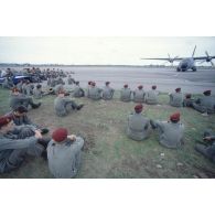 Attente des parachutistes avant l'embarquement en avion de transport Transall C-160 lors d'un exercice.