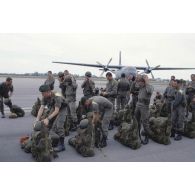 Préparation des parachutistes du 2e REP (régiment étranger parachutiste) avant l'embarquement en avion de transport Transall C-160  lors d'un exercice.