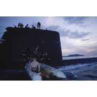 Contact de la compagnie nautique du 2e REP (régiment étranger parachutiste) sur zodiac avec l'équipage du sous-marin Galatée (S646) sorti dans la baie de Calvi lors d'un exercice.