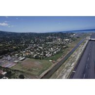 Vue aérienne de l'aéroport civil et militaire de Tahiti. [Description en cours]