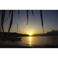 Coucher de soleil à Tahiti. [Description en cours]