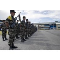 Rassemblement des marsouins de la compagnie de maintenance du 9e régiment d'infanterie de marine (9e RIMa) pour une cérémonie de levée de corps à Cayenne, en Guyane française.