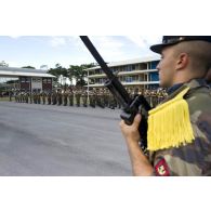 Rassemblement des marsouins du 9e régiment d'infanterie de marine (9e RIMa) pour une cérémonie de levée de corps à Cayenne, en Guyane française.