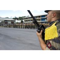 Rassemblement des marsouins du 9e régiment d'infanterie de marine (9e RIMa) pour une cérémonie de levée de corps à Cayenne, en Guyane française.