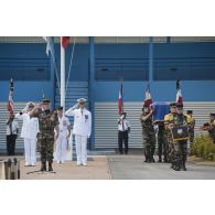Le colonel Alain Vidal du 9e régiment d'infanterie de marine (9e RIMa) salue le passage d'un cercueil lors d'une cérémonie de levée de corps à Cayenne, en Guyane française.