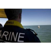 Le capitaine de corvette Egide Brunet observe une tapouille brésilienne prise en flagrant délit de pêche illégale depuis la passerelle de La Gracieuse, en Guyane française.