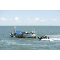 L'équipe de visite de La Gracieuse rejoint une tapouille brésilienne prise en flagrant délit de pêche illégale en Guyane française.