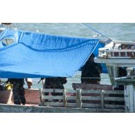 L'équipe de visite de La Gracieuse inspecte le bord d'une tapouille prise en flagrant délit de pêche illégale en Guyane française.