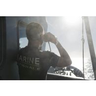Un marin observe une intervention en haute mer depuis la passerelle de La Gracieuse, en Guyane française.
