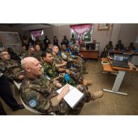 Réunion de commandement sur la situation sécuritaire autour de Bangui, en présence du général de brigade Pierre Gillet, commandant la force Sangaris et des éléments du commandement de la MINUSCA (mission multidimensionnelle intégrée des Nations Unies pour la stabilisation en Centrafrique).