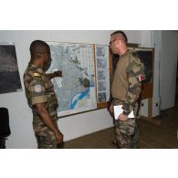 Coordination des officiers de liaison français et Gabonais auprès de l'état-major de la MINUSCA (mission multidimensionnelle intégrée des Nations Unies pour la stabilisation en Centrafrique), afin de planifier les prochaines opérations de sécurisation à mener dans le secteur de Bangui, lors d'une réunion de commandement.