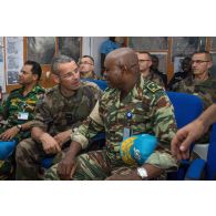 Lors d'une réunion de commandement sur la situation sécuritaire autour de Bangui, le général de brigade Pierre Gillet, commandant la force Sangaris, discute avec le général de division camerounais Martin Chomu Tumenta, commandant la force coalisée de la MINUSCA (mission multidimensionnelle intégrée des Nations Unies pour la stabilisation en Centrafrique).