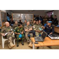 Réunion de commandement sur la situation sécuritaire autour de Bangui, en présence du général de brigade Pierre Gillet, commandant la force Sangaris et des éléments du commandement de la MINUSCA (mission multidimensionnelle intégrée des Nations Unies pour la stabilisation en Centrafrique).