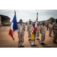 Un peloton d'anciens combattants centrafricains assiste à la cérémonie des couleurs sur l'aérodrome M'Poko de Bangui, lors du rassemblement des troupes composant le PCIAT (poste de commandement interarmées de théâtre) dans le cadre de la commémoration du 8 mai 1945.