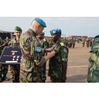 Le général de brigade Frédéric Hingray, chef d'état-major de la MINUSCA (mission multidimensionnelle intégrée des Nations Unies pour la stabilisation en Centrafrique), remet la médaille de la défense nationale 