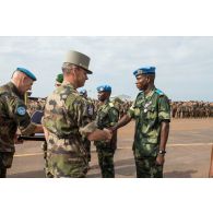 Les généraux de brigade Frédéric Hingray, chef d'état-major de la MINUSCA (mission multidimensionnelle intégrée des Nations Unies pour la stabilisation en Centrafrique) et Pierre Gillet, commandant la force Sangaris, remettent la médaille de la défense nationale 