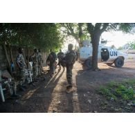 Point de situation au check-point du PK 9 (point kilométrique) entre les tirailleurs du 1er RT du GTIA (groupement tactique interarmes) Vercors et les soldats gabonais des casques bleus de la MINUSCA (mission multidimensionnelle intégrée des Nations Unies pour la stabilisation en Centrafrique), lors d'une patrouille autour de la zone de Bangui.