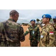 Le général de brigade Pierre Gillet, commandant la force Sangaris, salue un capitaine de l'armée bangladaise dans le cadre de sa visite au détachement des casques bleus de la MINUSCA (Mission multidimensionnelle intégrée des Nations Unies pour la stabilisation en Centrafrique) sur la BOA (base opérationnelle avancée) de Bouar.