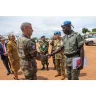 Le général de brigade Pierre Gillet, commandant la force Sangaris, salue un capitaine de l'armée camerounaise dans le cadre de sa visite au détachement des casques bleus de la MINUSCA (Mission multidimensionnelle intégrée des Nations Unies pour la stabilisation en Centrafrique) sur la BOA (base opérationnelle avancée) de Bouar.