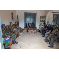Le général de brigade Pierre Gillet, commandant la force Sangaris, assiste à une réunion à la préfecture de la Nana-Mambéré, en présence du préfet monsieur Frédéric Ouagonda, dans le cadre de sa visite au détachement des casques bleus de la MINUSCA (Mission multidimensionnelle intégrée des Nations Unies pour la stabilisation en Centrafrique) sur la BOA (base opérationnelle avancée) de Bouar.