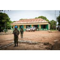 Casques bleus bangladais de l'ONU sécurisant la préfécture de Nana-Mambéré, dans le cadre de la visite du général de brigade Pierre Gillet, commandant la force Sangaris, au détachement des casques bleus de la MINUSCA (Mission multidimensionnelle intégrée des Nations Unies pour la stabilisation en Centrafrique) sur la BOA (base opérationnelle avancée) de Bouar.