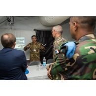 Le général de brigade Pierre Gillet, commandant la force Sangaris, assiste à un point de situation présenté par un officier indonésien, dans le cadre de sa visite au détachement des casques bleus de la MINUSCA (Mission multidimensionnelle intégrée des Nations Unies pour la stabilisation en Centrafrique) sur la BOA (base opérationnelle avancée) de Bouar.