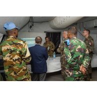 Le général de brigade Pierre Gillet, commandant la force Sangaris, assiste à un point de situation présenté par un officier indonésien, dans le cadre de sa visite au détachement des casques bleus de la MINUSCA (Mission multidimensionnelle intégrée des Nations Unies pour la stabilisation en Centrafrique) sur la BOA (base opérationnelle avancée) de Bouar.