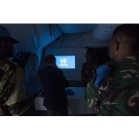 Point de situation présenté par un officier indonésien, dans le cadre de la visite du général de brigade Pierre Gillet, commandant la force Sangaris, au détachement des casques bleus de la MINUSCA (Mission multidimensionnelle intégrée des Nations Unies pour la stabilisation en Centrafrique) sur la BOA (base opérationnelle avancée) de Bouar.