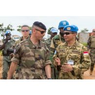 Le général de brigade Pierre Gillet, commandant la force Sangaris, converse avec un officier indonésien dans le cadre de sa visite au détachement des casques bleus de la MINUSCA (Mission multidimensionnelle intégrée des Nations Unies pour la stabilisation en Centrafrique) sur la BOA (base opérationnelle avancée) de Bouar.
