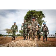 Le général de brigade Pierre Gillet, commandant la force Sangaris, converse avec un lieutenant-colonel bangladais dans le cadre de sa visite au détachement des casques bleus de la MINUSCA (Mission multidimensionnelle intégrée des Nations Unies pour la stabilisation en Centrafrique) sur la BOA (base opérationnelle avancée) de Bouar.