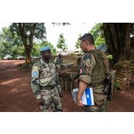 Le capitaine de la compagnie bleue du GTIA (groupement tactique interarmes) Vercors s'entretient avec son homologue des casques bleus congolais de la MINUSCA (mission multidimensionnelle intégrée des Nations Unies pour la stabilisation en Centrafrique), dans le cadre d'une patrouille autour du secteur de Boda, à 200 Km au nord-ouest de Bangui.