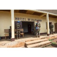 Le capitaine de la compagnie bleue du GTIA (groupement tactique interarmes) Vercors s'entretient avec ses homologues des casques bleus congolais de la MINUSCA (mission multidimensionnelle intégrée des Nations Unies pour la stabilisation en Centrafrique), en marge d'une réunion de sécurité à l'hôtel de ville de Boda, à 200 Km au nord-ouest de Bangui.