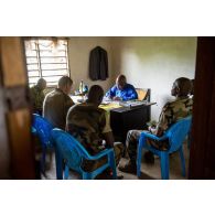 Le capitaine de la compagnie bleue du GTIA (groupement tactique interarmes) Vercors s'entretient avec ses homologues des casques bleus congolais de la MINUSCA (mission multidimensionnelle intégrée des Nations Unies pour la stabilisation en Centrafrique), dans le cadre de l'organisation d'une patrouille de sécurité à la mairie de Boda, en présence du maire de la ville.