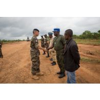 Le général de brigade Pierre Gillet, commandant la force Sangaris, est accueilli par des casques bleus congolais de la MINUSCA (mission multidimensionnelle intégrée des Nations Unies pour la stabilisation en Centrafrique) et des gendarmes centrafricains, lors de son arrivée avec la délégation franco-centrafricaine pour une réunion de sécurité.