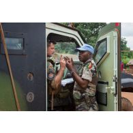 Monté à bord d'un PVP (petit véhicule protégé), le capitaine de la compagnie bleue du GTIA (groupement tactique interarmes) Vercors s'entretient avec son homologue des casques bleus congolais de la MINUSCA (mission multidimensionnelle intégrée des Nations Unies pour la stabilisation en Centrafrique), lors d'une patrouille dans la ville de Boda à 200 Km au nord-ouest de Bangui.