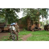 Le capitaine de la compagnie bleue du GTIA (groupement tactique interarmes) Vercors s'entretient avec ses homologues des casques bleus congolais de la MINUSCA (mission multidimensionnelle intégrée des Nations Unies pour la stabilisation en Centrafrique), lors d'une patrouille dans la ville de Boda à 200 Km au nord-ouest de Bangui.