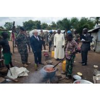 Monsieur Charles Malinas, ambassadeur de France en RCA, visite la ville de Boda dans le cadre d'une réunion de sécurité de la délégation franco-centrafricaine.