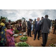 Monsieur Charles Malinas, ambassadeur de France en RCA, visite la ville de Boda dans le cadre d'une réunion de sécurité de la délégation franco-centrafricaine.