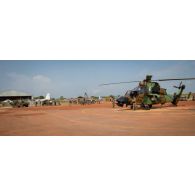 Présentation d'un hélicoptère de combat Tigre EC-665 du 3e RHC du SGAM (sous-groupement aéromobile) Barracuda, lors d'une visite officielle sur le camp M'Poko de Bangui.