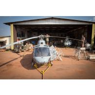Reconditionnement des pales du rotor principal d'un hélicoptère Fennec AS-555 AN du DETFENNEC (détachement Fennec), dans le cadre de son désengagement depuis le camp M'Poko de Bangui.