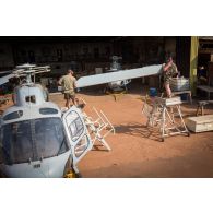 Reconditionnement des pales du rotor principal d'hélicoptères Fennec AS-555 AN du DETFENNEC (détachement Fennec), dans le cadre de leur désengagement depuis le camp M'Poko de Bangui.