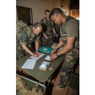 Distribution de la TIC (trousse individuelle du combattant) par les éléments de l'UDPS (unité de distribution des produits sanitaires) rattachée au SSA (Service de santé des armées), à l'arrivée des soldats sur le camp M'Poko de Bangui.