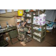 Gestion du stock de la pharmacie centrale des armées par un élément de l'UDPS (unité de distribution des produits sanitaires), organe rattaché au SSA (Service de santé des armées), au camp M'Poko de Bangui.