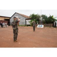 Le lieutenant-colonel Marc Bonnet du 61e RA salue le général de brigade Pierre Gillet, commandant la force Sangaris, lors d'une cérémonie de transfert d'autorité du SGRM Raphael au camp M'Poko de Bangui. <br>
