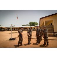 Le commissaire de deuxième classe Jérôme du SCA (Service du commissariat des armées) sur la place d'armes de la BOA (base opérationnelle avancée) de N'Délé, à 658 Km au Nord-est de Bangui, dans le cadre de sa réduction.<br>