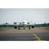 Atterrissage de l'Airbus A310-300 sur la piste de l'aéroport de Bangui, dans le cadre de la relève des troupes du GTIA Turco.