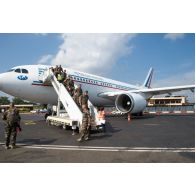 Arrivée à l'aéroport de Bangui des légionnaires du 1er REC du GTIA (groupement tactique interarmes) Centurion, accompagnés des EOT (éléments organiques de théâtre), depuis un Airbus A310-300 dans le cadre de la relève des troupes du GTIA Turco.