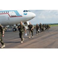 Arrivée à l'aéroport de Bangui des légionnaires du 1er REC du GTIA (groupement tactique interarmes) Centurion, accompagnés des EOT (éléments organiques de théâtre), depuis un Airbus A310-300 dans le cadre de la relève des troupes du GTIA Turco.