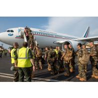 Embarquement des tirailleurs de la compagnie rouge du 1er RT du GTIA (groupement tactique interarmes) Turco à bord d'un Airbus A310-300 stationnant sur la piste de l'aéroport de Bangui, dans le cadre de leur départ du théâtre d'opérations par VAM (voie aérienne militaire).